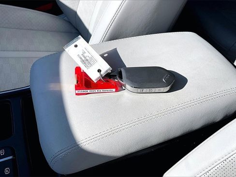 Certified 2025 Kia Sorento EX w/ Panoramic Sunroof Package image 10