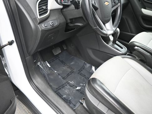 Used 2019 Chevrolet Trax LT w/ LT Convenience Package image 15