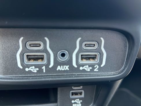 Used 2024 Chrysler Pacifica Limited w/ Uconnect Theater Family Group FWD image 20