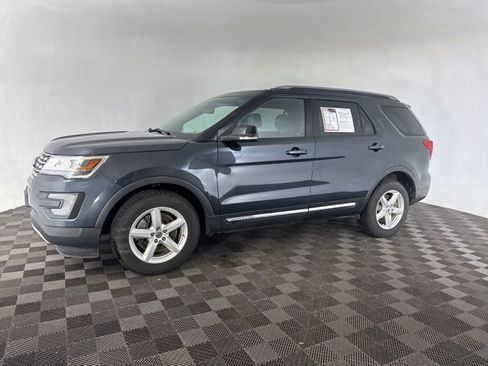 Used 2017 Ford Explorer XLT w/ Equipment Group 202A image 5