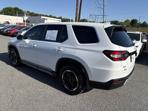 Used 2025 Honda Pilot EX-L image 8