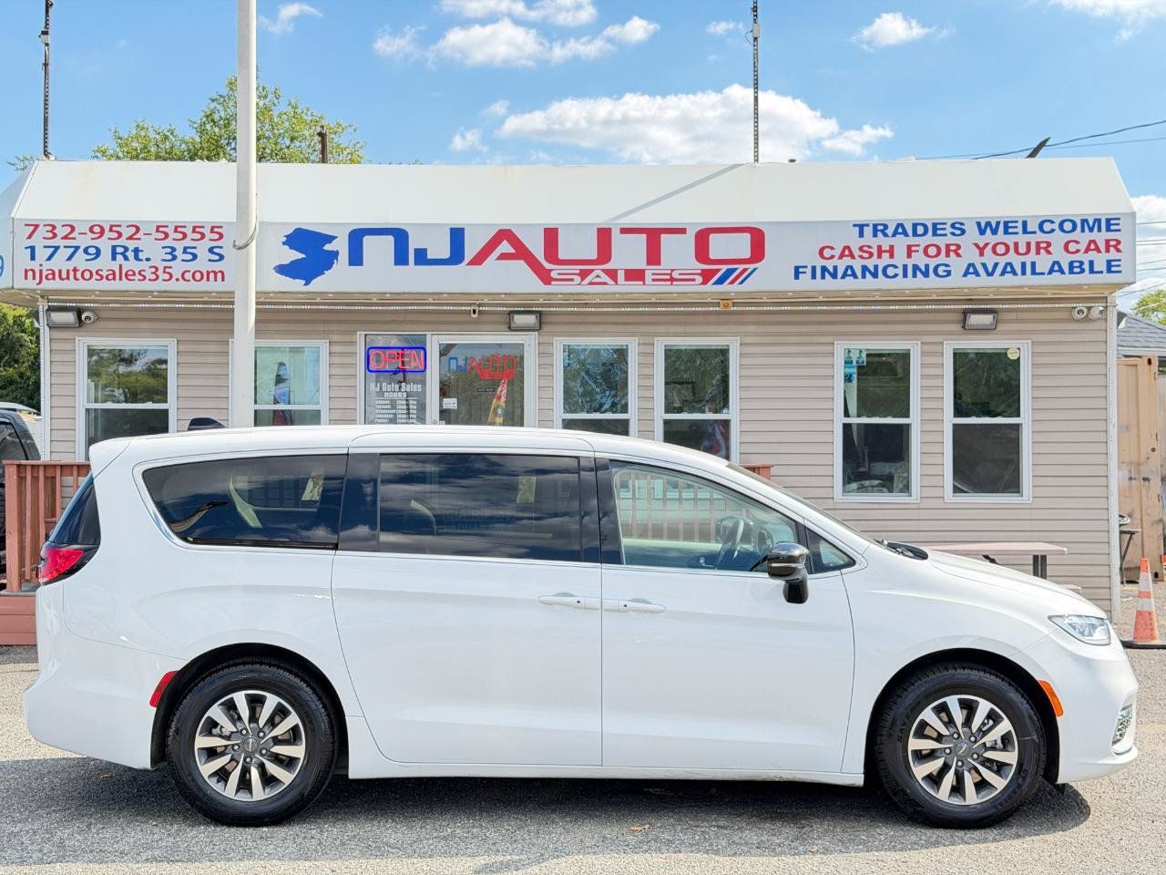 Used 2024 Chrysler Pacifica Limited FWD image 3