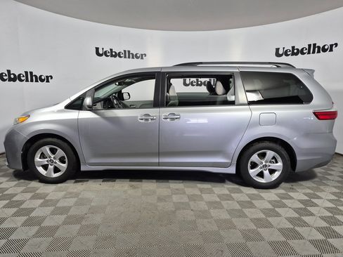 Used 2018 Toyota Sienna LE image 4