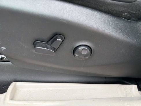 Used 2024 Chrysler Pacifica Touring-L image 24