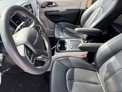 Used 2023 Chrysler Pacifica Touring-L FWD image 17