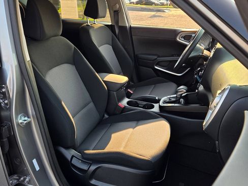 Used 2025 Kia Soul LX w/ LX Technology Package FWD image 16