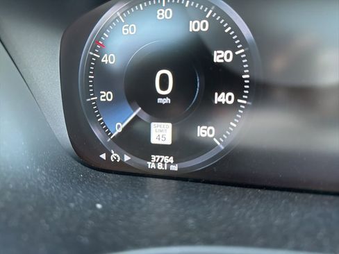 Used 2020 Volvo XC60 T5 Momentum w/ Protection Package Premier image 10