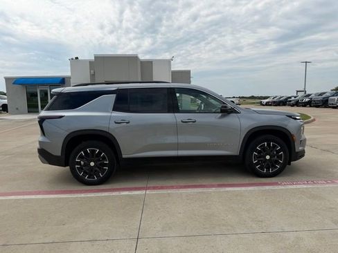 Used 2026 Chevrolet Traverse LT w/ Sun and Wheel Package FWD image 2