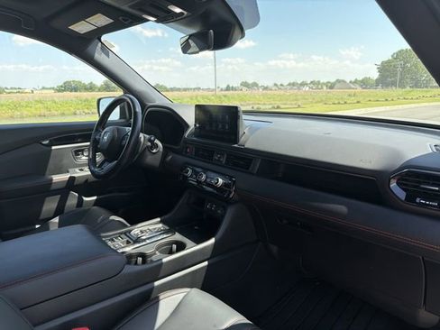 Certified 2025 Honda Pilot TrailSport image 17