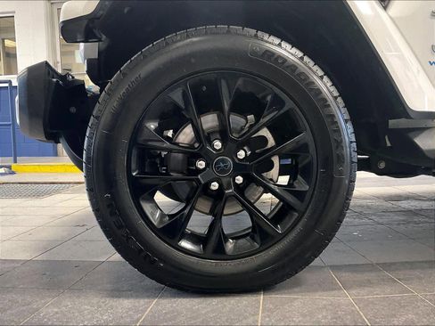 Used 2024 Jeep Wrangler Sahara w/ Technology Group image 7