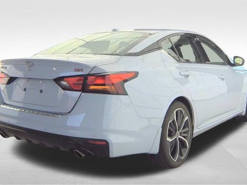 Used 2023 Nissan Altima 2.5 SR w/ SR Premium Package FWD image 7