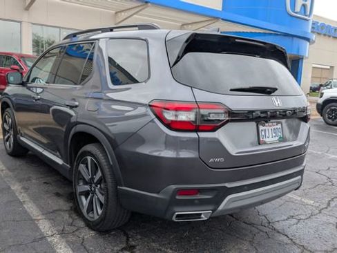 Used 2024 Honda Pilot Touring image 4