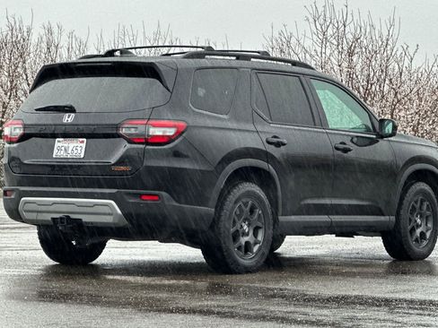 Certified 2023 Honda Pilot TrailSport image 3