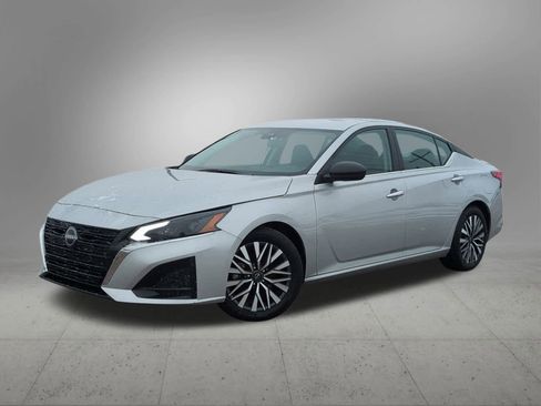 Used 2024 Nissan Altima 2.5 SV image 1
