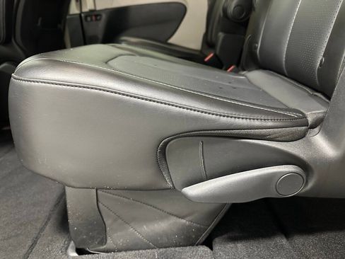 Used 2023 Chrysler Pacifica Touring-L image 44