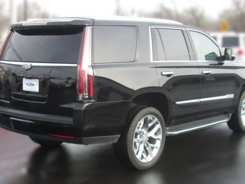 Used 2019 Cadillac Escalade Premium Luxury image 3