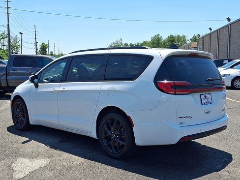Certified 2023 Chrysler Pacifica Touring-L w/ Uconnect Theater Family Group AWD/4WD image 5