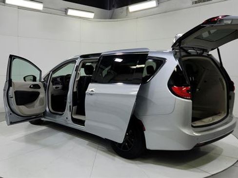 Used 2024 Chrysler Pacifica Touring-L FWD image 46