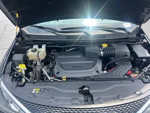 Used 2020 Chrysler Pacifica Touring-L FWD image 15