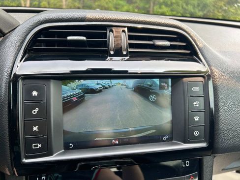 Used 2017 Jaguar F-PACE Premium image 30