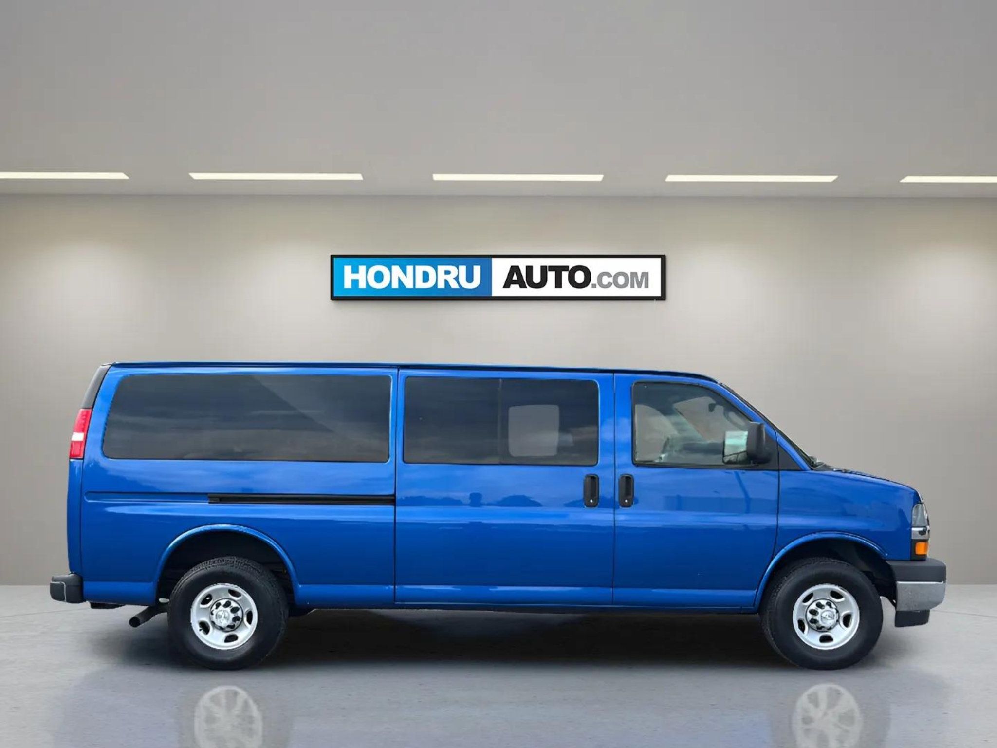 Used 2019 Chevrolet Express 3500 LS w/ Chrome Appearance Package RWD image 6