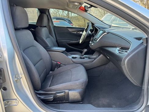 Used 2017 Chevrolet Malibu LT image 10
