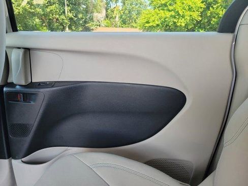 Used 2018 Chrysler Pacifica Touring Plus image 11