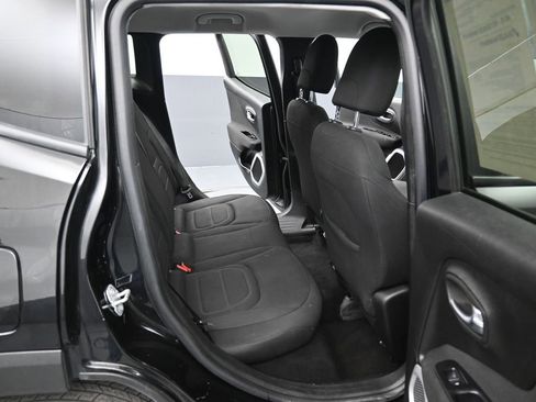 Used 2018 Jeep Renegade Latitude w/ Cold Weather Group image 31