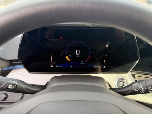 Used 2025 Chevrolet Trax LT image 38