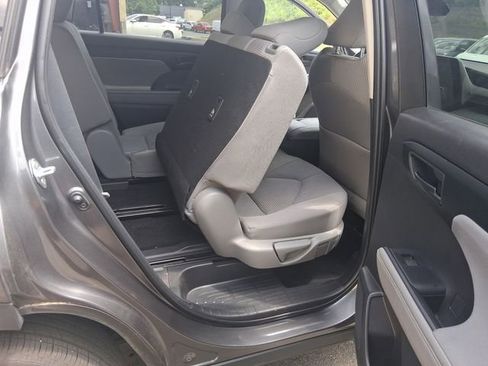Used 2023 Toyota Highlander LE AWD/4WD image 23