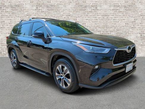 Used 2023 Toyota Highlander XLE FWD image 1