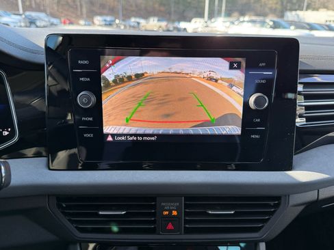 Used 2025 Volkswagen Jetta SE image 18