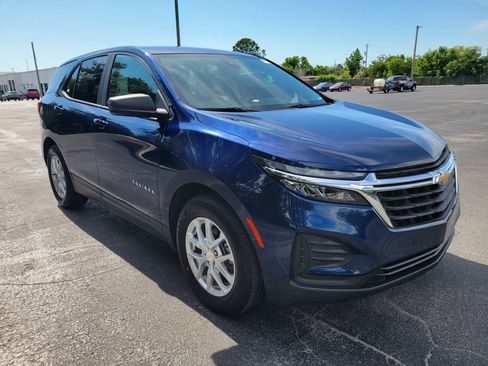 Certified 2022 Chevrolet Equinox LS w/ LS Convenience Package FWD image 3