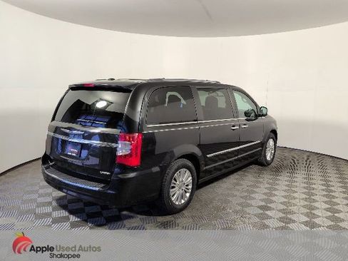 Used 2012 Chrysler Town & Country Limited w/ Luxury Group FWD image 6