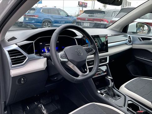 New 2026 Volkswagen Taos SE FWD image 8