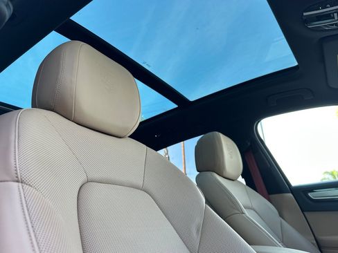 Used 2023 Porsche Cayenne Platinum Edition image 17
