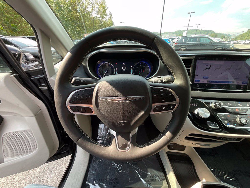 Used 2024 Chrysler Pacifica Touring-L FWD image 10