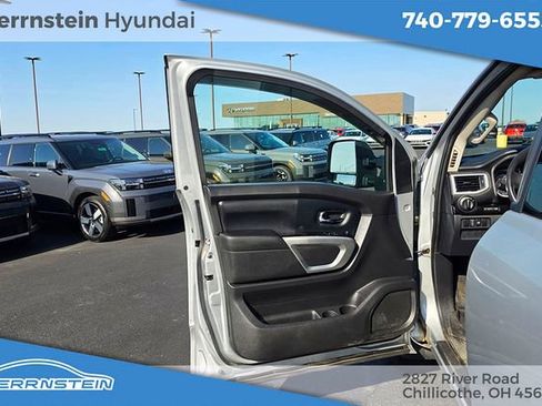 Used 2018 Nissan Titan SV AWD/4WD image 14