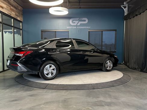 Used 2025 Hyundai Elantra SE image 3