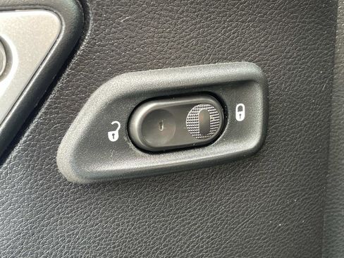 Used 2015 Jeep Wrangler Unlimited Sahara w/ Connectivity Group AWD/4WD image 15