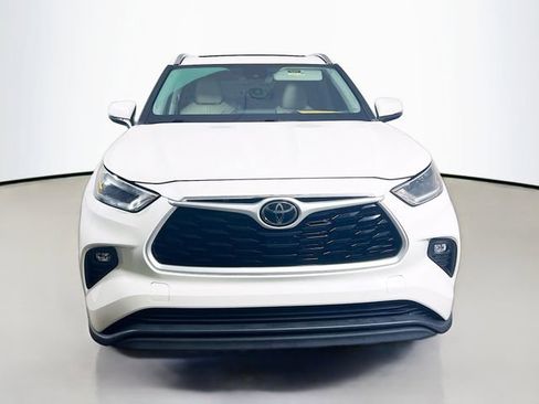 Used 2021 Toyota Highlander XLE image 2
