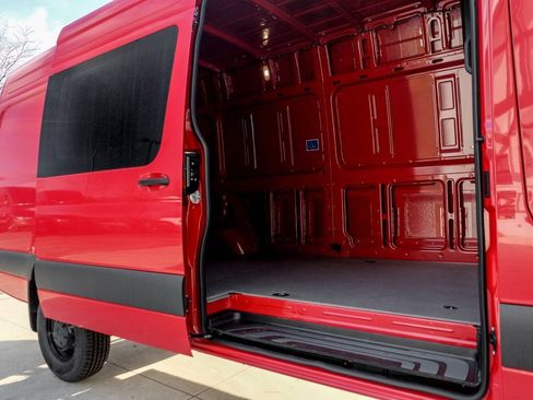 Used 2025 Mercedes-Benz Sprinter 2500 image 11
