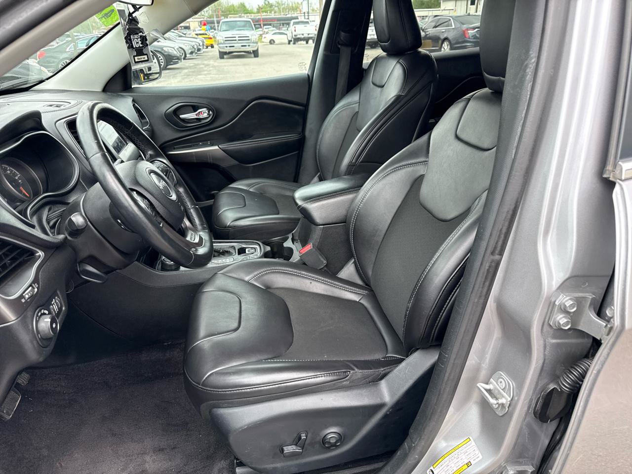 Used 2019 Jeep Cherokee Latitude Plus AWD/4WD image 9