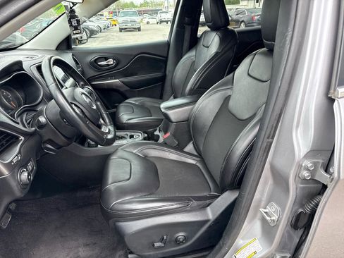 Used 2019 Jeep Cherokee Latitude Plus AWD/4WD image 9