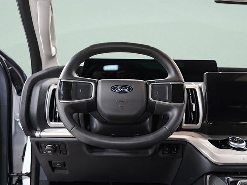 Used 2025 Ford Expedition Active image 11