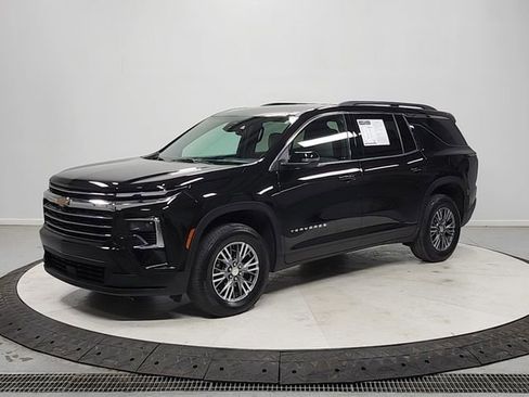 Used 2025 Chevrolet Traverse LT FWD image 3