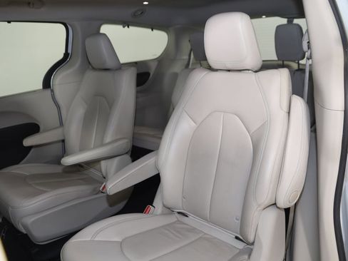 Used 2018 Chrysler Pacifica Touring-L FWD image 48