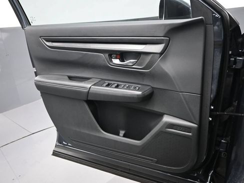 Used 2025 Honda CR-V LX image 5