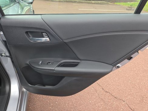 Used 2017 Honda Accord Touring image 19