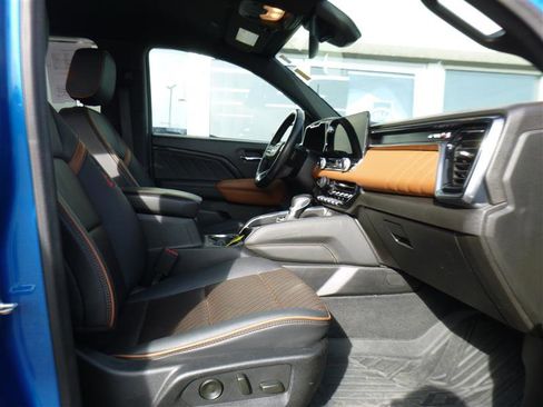 Used 2024 GMC Canyon AT4 w/ AT4 Premium Package image 9